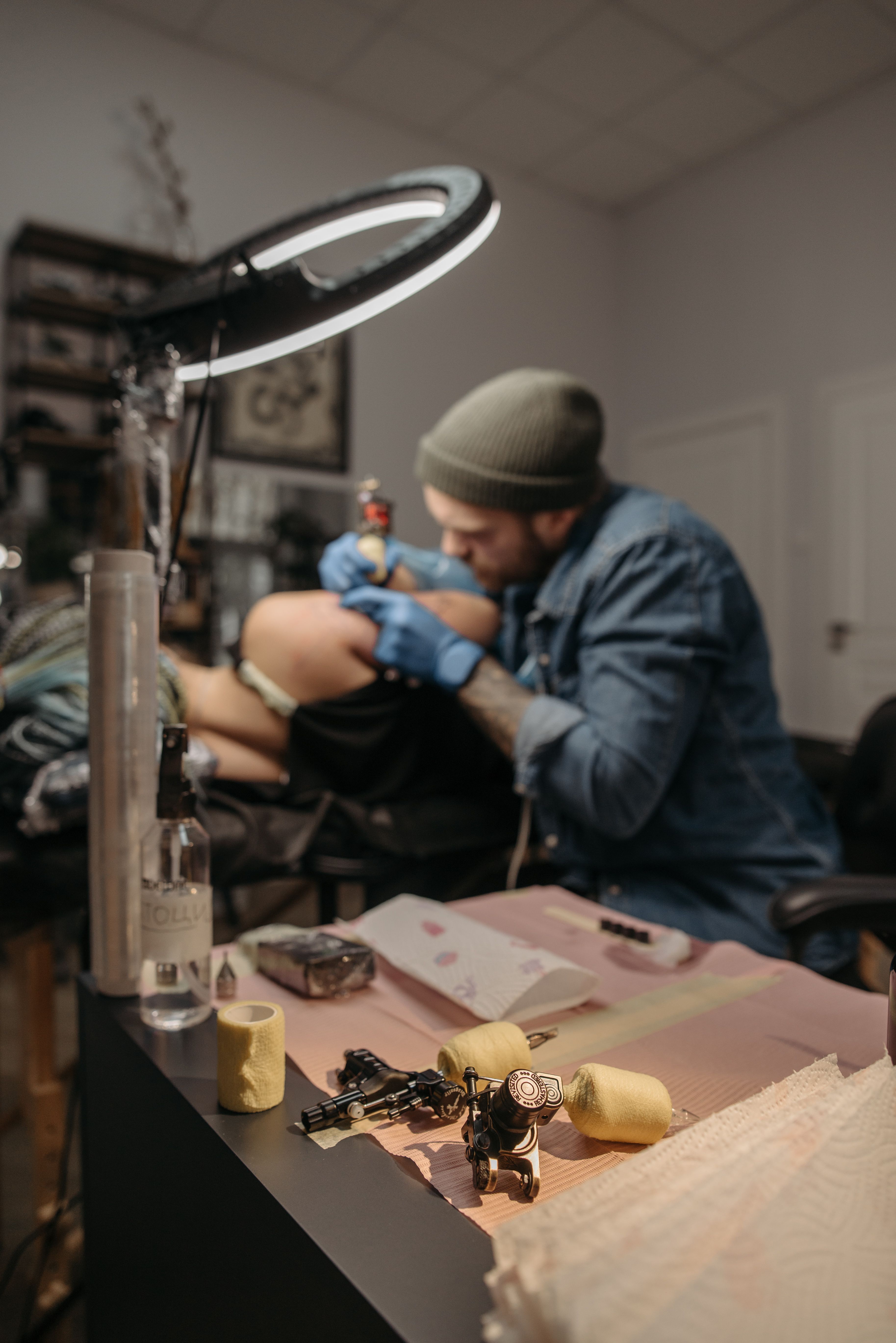 Tatuador preparando material para sessão